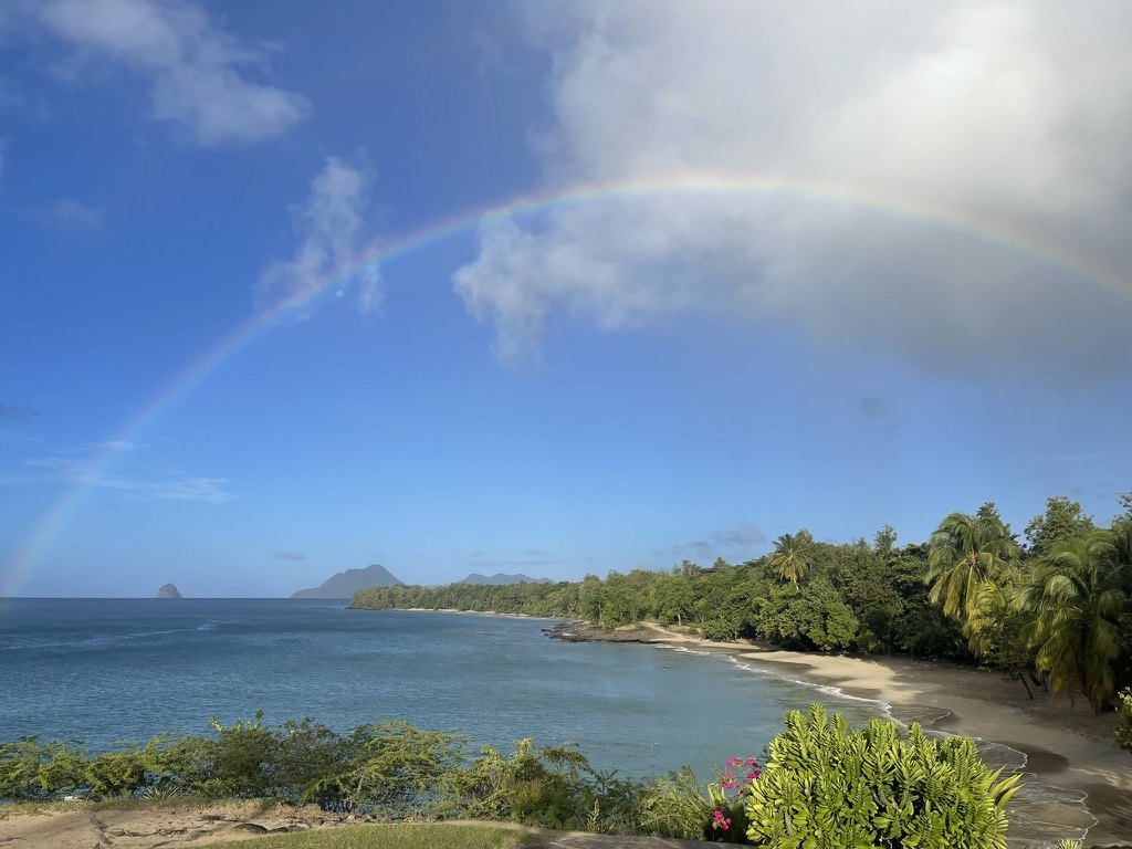 Côte martiniquaise sous un arc-en-ciel