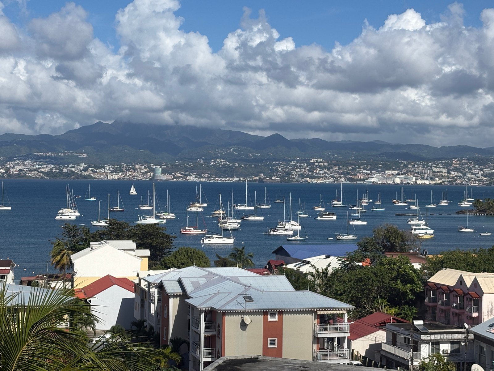 Vue sur la baie de Fort-de-France depuis la terrasse de Ti Kay Mitan à Anse Mitan