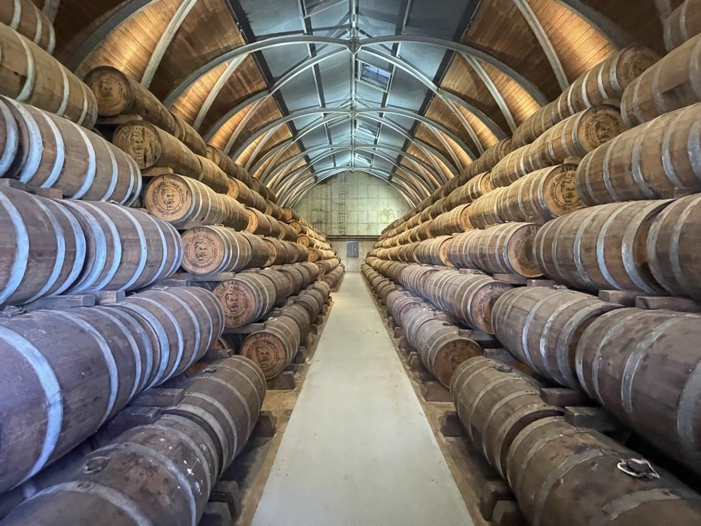 Fûts de rhum photographiés lors d’une visite en Martinique
