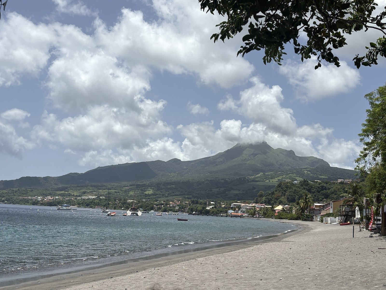 Saint-Pierre avec la Montagne Pelée en arrière-plan