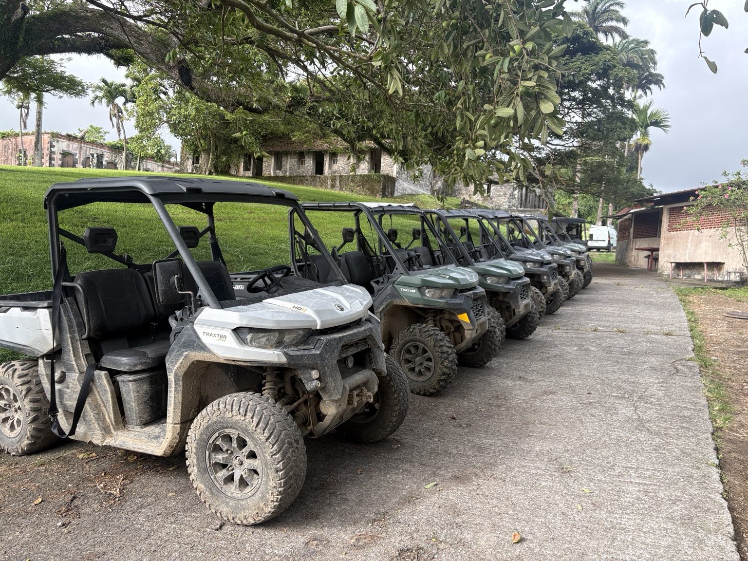 Buggys Trial Caraïbe avant le départ d'une randonnée en Martinique
