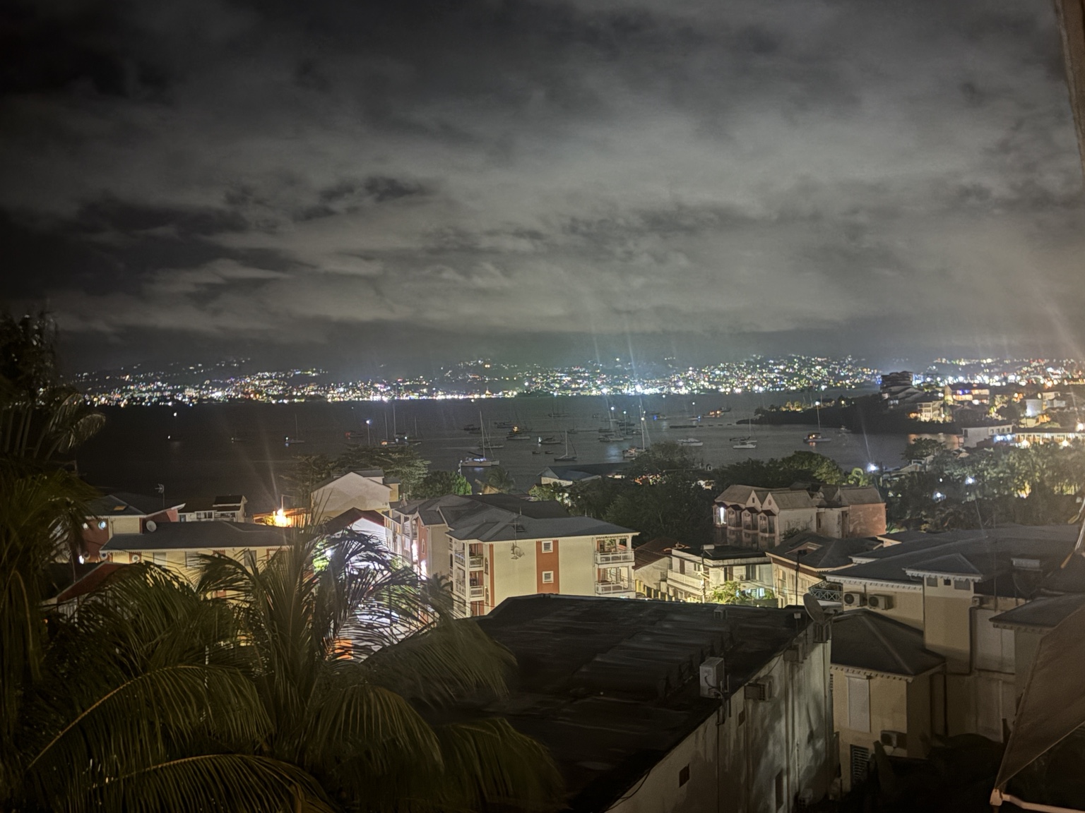 Baie de Fort-de-France vue de nuit depuis Ti Kay Mitan